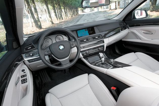 Развернутая консоль, дерево и полированный алюминий создают в «пятерке» поистине домашний уют