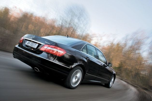 Несмотря на большие крены и «высокий» профиль шин, полноприводный Mercedes лучше всех цепляется за асфальт: скорость на «переставке» и в предельном повороте наивысшая