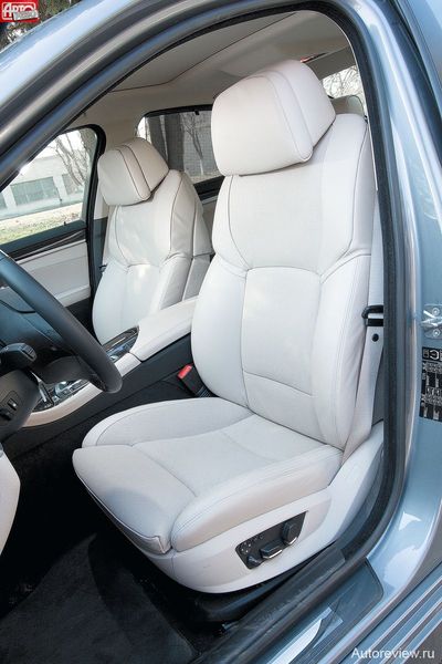 Мягкое мультиконтурное кресло BMW можно идеально подогнать под любую фигуру: регулируется все — вплоть до наклона верхней части спинки