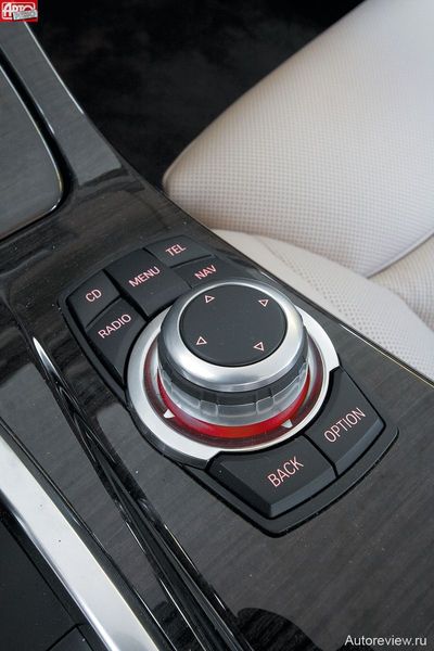 iDrive второго поколения — эталон эргономичности: оребренный кругляш вращается с благородными информативными щелчками