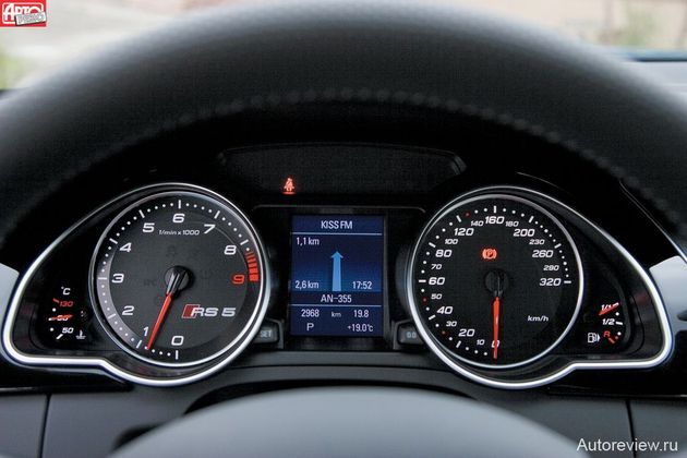 На спидометре 320 км/ч, но электроника позволит разогнаться до 250 км/ч — или, за доплату, до 280 км/ч