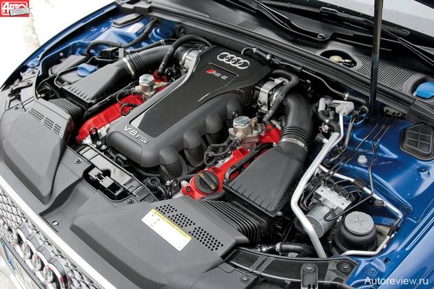 Под капотом — знакомый по Audi RS4 двигатель 4.2 FSI, который вручную собирается в венгерском Дьере. Кованые коленвал, шатуны, поршни и жесткий блок — все это позволяет V-образной «восьмерке» выдавать 450 л.с. при спортивных 8250 об/мин