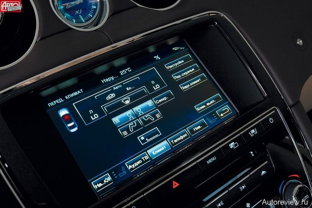 Настраивать микроклимат в Ягуаре неудобно: указатели температуры еле видны, а для выбора направлений воздушных потоков нужно открывать отдельное интерактивное меню, причем экран не всякий раз реагирует на нажатие