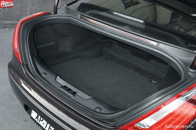 Багажник Ягуара самый вместительный, но форма его причудлива, а обивка заметно проще, чем у соперников. Вдобавок отсек нельзя трансформировать — здесь нет даже «лыжного» лючка
