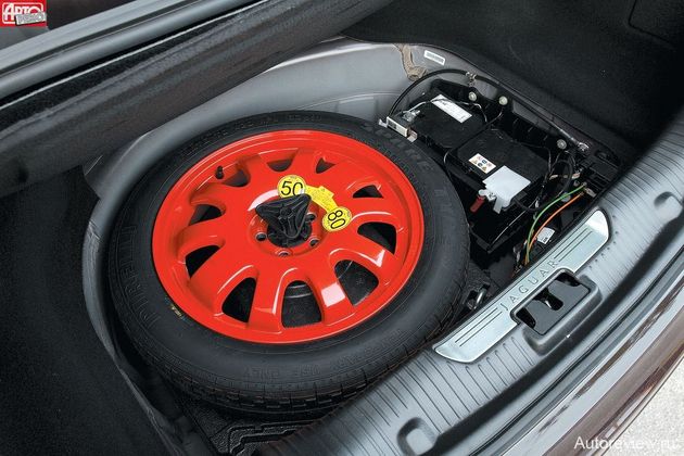 В подполье, как и у Audi, докатка. В BMW и Porsche в случае прокола вся надежда на ремкомплект