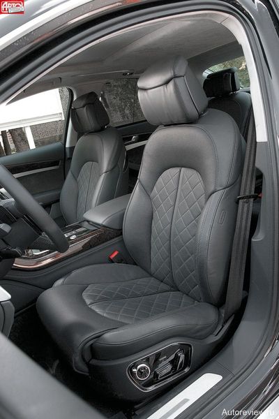 Придраться к вентилируемым креслам Audi невозможно — даже подголовник теперь обнимает голову, как в «семерке» BMW. Правда, из-за покатой крыши откинуть солнцезащитный козырек можно только по-боксерски от него увернувшись