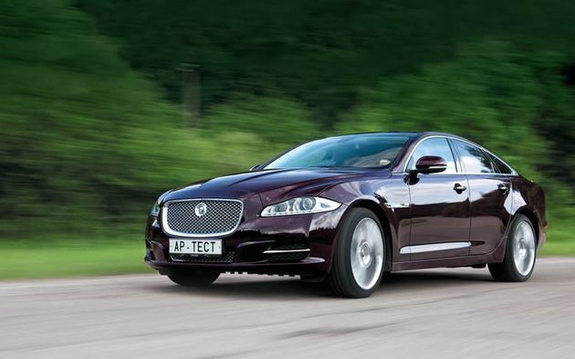 При перестроениях Jaguar легок и шустр, но в крутых поворотах «тяжелеет», а связь между водителем и дорогой нарушается