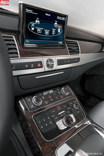 Климат-контроль Audi разделен абсолютно по всем параметрам, и управлять им проще простого: здесь предусмотрено по клавише на каждый настраиваемый параметр, а общая «крутилка» — для собственно настройки