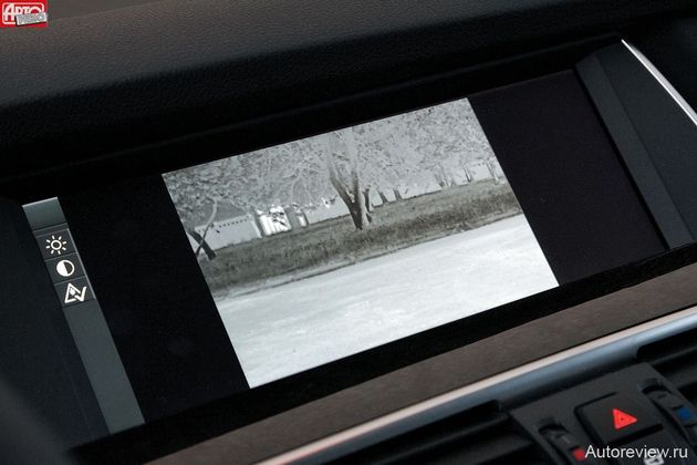 В отличие от Audi, картинка «ночного видения» BMW отображается не перед глазами (проектор может высветить лишь символ пешехода), а на центральном дисплее, что менее удобно