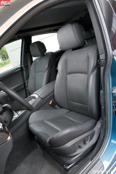 Кресло BMW уступает соперникам только из-за отсутствия регулировки валиков боковой поддержки (за нее нужно доплачивать) — они расставлены широковато