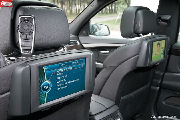 Мультимедиасистема с двумя мониторами и пультом управления для задних «туристов» — за доплату