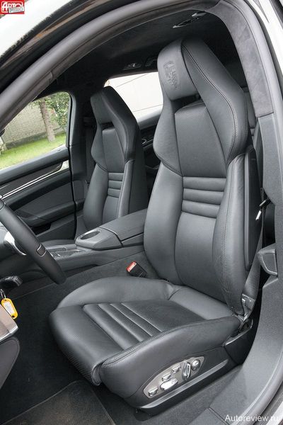 От великолепных сидений Audi интегральные кресла Porsche отличаются только большей жесткостью, подчеркивающей спортивный настрой