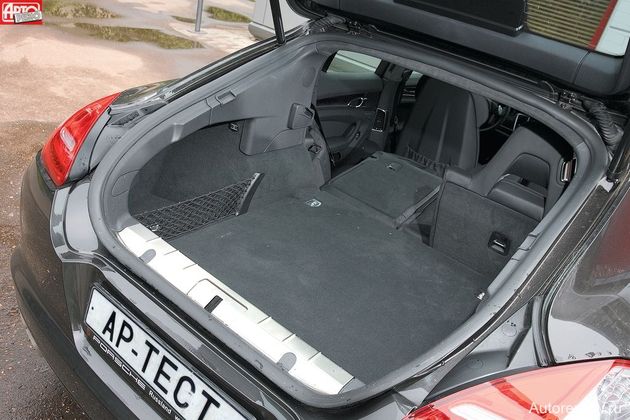 Багажник Porsche невелик, но очень удобен. А по его трансформации Panamera уступает только BMW Gran Turismo