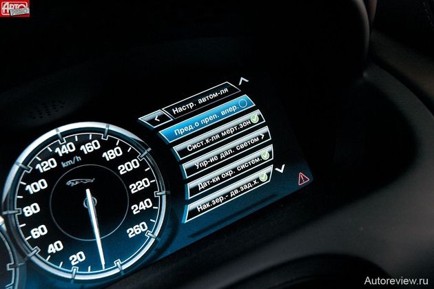 Меню бортового компьютера всплывает на месте тахометра и после выбора настроек само собой исчезает