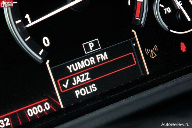 В BMW полезная водителю информация всплывает в разных частях панели приборов. Данные борткомпьютера — под спидометром и в строке внизу щитка, а информация о проигрываемом треке, выбранной радиостанции и режиме работы подвески — под тахометром