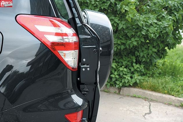 Вместо баллончика с герметиком на европейских версиях у машин для России — утяжеляющее дверь багажника полноценное запасное колесо. Но ее скрип должен перестать докучать владельцам — замок двери доработан