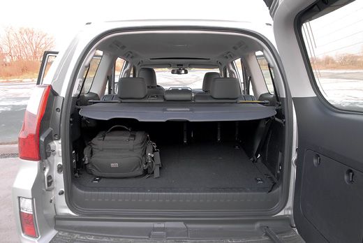 Багажник Lexus больше, и его дверь открывается удобнее – вбок, а не вверх