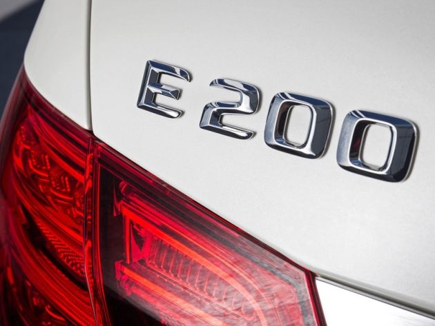 Конкуренты с радостью подхватили возможность мухлевать — цифровые обозначения Mercedes-Benz тоже не имеют жесткой привязки к объему двигателя. Особенно забавно это выглядит на версиях 63 AMG, когда под капотом в большинстве случаев уже не легендарный атмосферный мотор объемом 6,2 литра, а битурбированный агрегат объемом 5,5 литра...