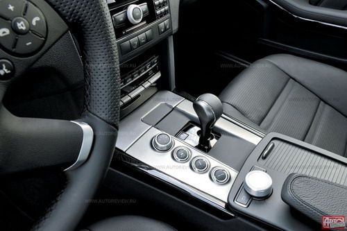 У коротенького рычажка коробки передач лишь одна степень свободы: он качается вперед-назад. Двинул назад — и коробка переходит из «паркинга» в режим Drive. Из любого режима можно перейти в «паркинг» нажатием кнопки P. Кнопка неудобная и неинформативная, но идея хороша. Селектор режимов трансмиссии имеет четыре положения — от экономичного и самого комфортного С (Сontrolled Efficiency) до режима М, когда передачи нужно переключать вручную. В режиме S (Sport) переключения происходят на 25% быстрее, чем в режиме C. А в режиме S+ — на 25% быстрее, чем в режиме S: не более 0,1 секунды
