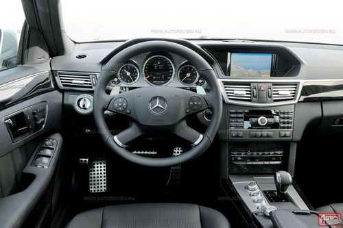 По неписаным канонам у спортивного автомобиля должен быть трехспицевый руль, но здесь он &laquo;дорожный&raquo;, четырехспицевый, хотя диаметр уменьшен до 385 мм