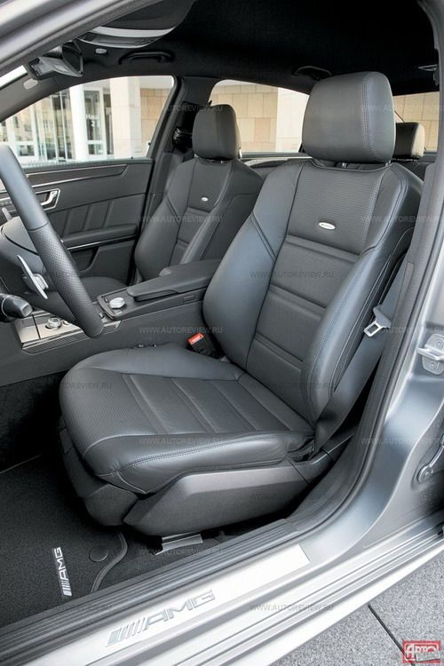 Конструктивно сиденья схожи с серийными &laquo;мультиконтурными&raquo;, но они плотнее, а боковая поддержка жестче