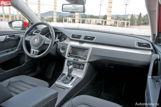 В салоне теперь гольфовские руль и климатический блок. А кнопки стартера и управления всей сервисной электроникой — стояночным тормозом, режимами подвески, автоматом парковки — собрались вокруг рычага трансмиссии