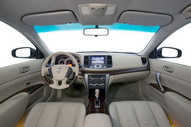 Салон Nissan Teana, особенно отделанный светлой кожей, уютен и комфортен. Кнопка принудительной блокировки муфты полноприводной трансмиссии находится в блоке клавиш, располагающемся слева от руля