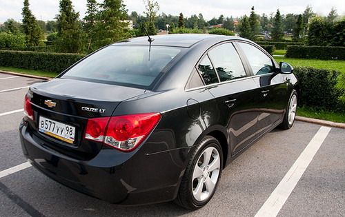 На российском рынке Chevrolet продается в трех комплектациях - Base, LS и LT. Самый дорогой "Круз" в базовом оснащении стоит 748 тысяч рублей. За эти деньги покупатель получает автомобиль с двигателем объемом 1,8 литра, автоматической коробкой передач, климат-контролем, датчиком дождя, круиз контролем, аудиосистемой с "чейнджером". Кроме того, Cruze LT оборудован шестью подушками безопасности, а также ABS и ESP