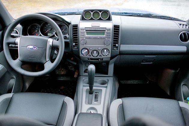 Салон Ford Ranger - это практичный жесткий пластик и досадные эргономические промахи, вроде не регулируемой во вылету рулевой колонки и не самого привычного "ручника", которым управляет забавная поворотная кочерга под передней панелью