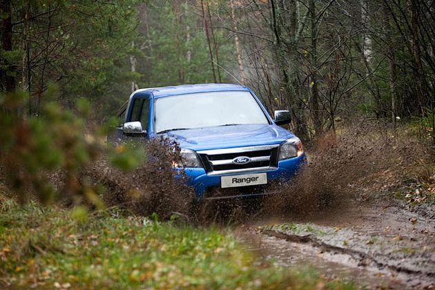 С грязевыми дорогами в ноябрьском лесу Ranger расправился легко и непринужденно