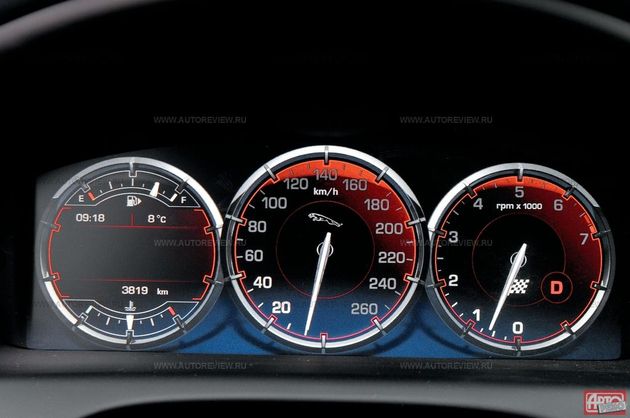Три аналоговых кругляша на привычном месте — лишь картинка на дисплее. Зато вместо тахометра может всплывать меню борткомпьютера или аудиосистемы, а вместо второстепенных приборов — подсказки навигации и номер текущей передачи в квазиручном режиме. Если же ты перестаешь играть кнопочками, то через пару секунд инструментарий обретает прежний вид. Удобно! А еще оформление шкал меняется в зависимости от выбранного режима работы амортизаторов и «автомата»: в «зимнем» они окаймлены бирюзовым орнаментом вместо стандартного серебристого, а в «динамичном» — красным