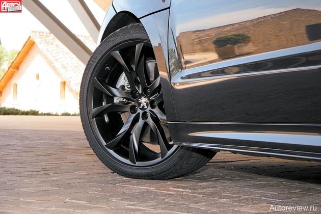 На 200-сильном купе диаметр передних тормозных дисков — 340 мм, у остальных версий — 302 мм. Колеса — 18- или 19-дюймовые