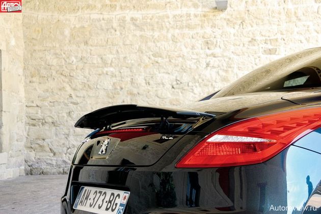 Задний спойлер поднимается или нажатием кнопки, или автоматически: на скорости 85 км/ч угол атаки составляет 19 градусов, а после 155 км/ч — 34 градуса. При этом обтекаемость выдвинутый спойлер почти не ухудшает: почему его не сделали фиксированным?