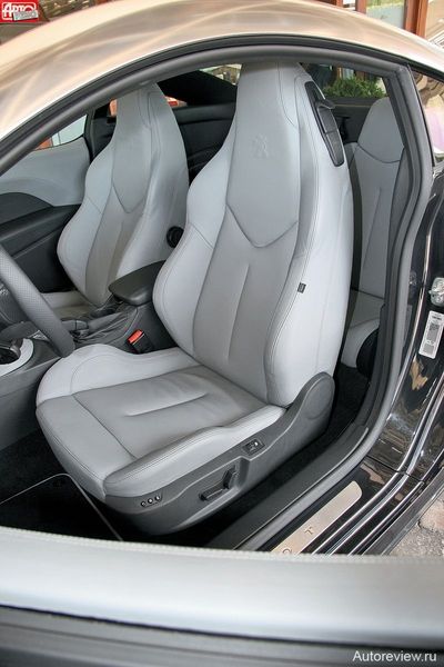 По сравнению с прототипом 308 RC Z кресла стали ниже, но они широковаты — боковая поддержка не очень плотная