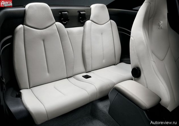 Головы задних седоков подпирают пузыри стекла, а колени обнимают передние кресла, которые при откидывании спинки не сдвигаются вперед