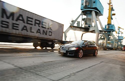 Амортизаторы также управляются электроникой, которая опрашивает датчики положения кузова над дорогой во всех измерениях 100 раз в секунду и задаёт каждой «стойке» индивидуальные параметры демпфирования. На деле это позволяет скомпенсировать, например, «приседания» кузова при разгонах и торможениях или уменьшить крены в поворотах