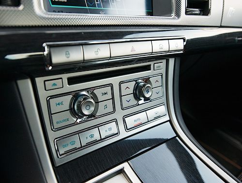 Двухзонный климат-контроль позволяет раздельно регулировать лишь температуру, но не скорость обдува, а блок управления музыкой слева от «климата» вообще лишён смысла — хватает и рулевых рычажков вкупе с сенсорным экраном