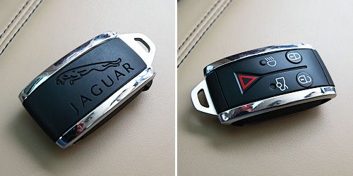 Ключ оригинальный и функциональный — с него можно посветить ближним светом или заставить Jaguar верещать сигналом на всю парковку какой-нибудь Меги