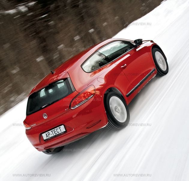 На высокой скорости руль Scirocco становится излишне «острым», заставляя водителя напрягаться — особенно на скользкой дороге, где Volkswagen не очень хорошо держит прямую