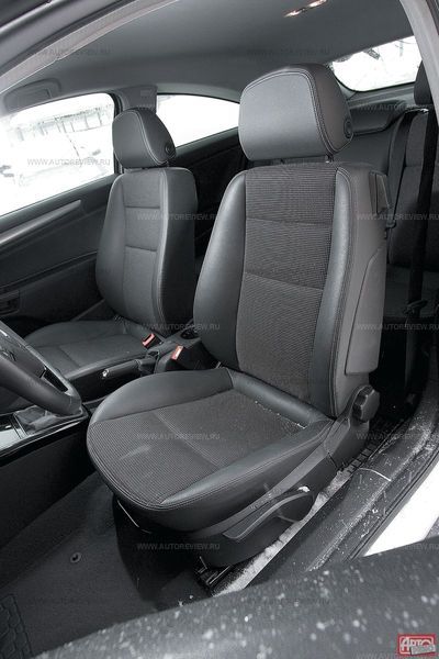 Креслу Опеля не хватает регулировки поясничного подпора. Подушка довольно плоская, но в поворотах тело водителя хорошо удерживается валиками спинки