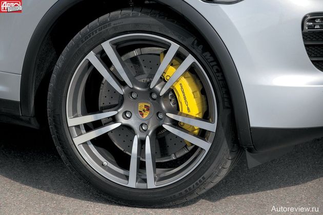 Если тормозные суппорты черные, то это Cayenne или Cayenne Diesel, серебристые — Cayenne S или Cayenne S Hybrid, красные — привилегия версии Turbo, а самыми «крутыми» являются желтые суппорты — примета опционных керамических тормозов PCCB