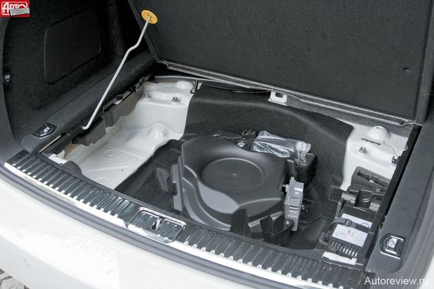 Здесь в подполье ремкомплект, а в Россию будут поставлять машины с полноразмерным запасным колесом или докаткой