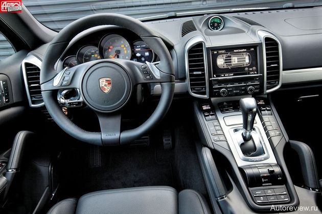 Салон полностью новый — в стиле Панамеры. Особенно хорош руль, на котором неудобные перекидные клавиши переключения передач уступили место двум подвижным металлическим секторам: нажал на любой из них большим пальцем — перешел на ступень выше, толкнул снизу — на ступень ниже