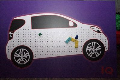 По ширине плеч