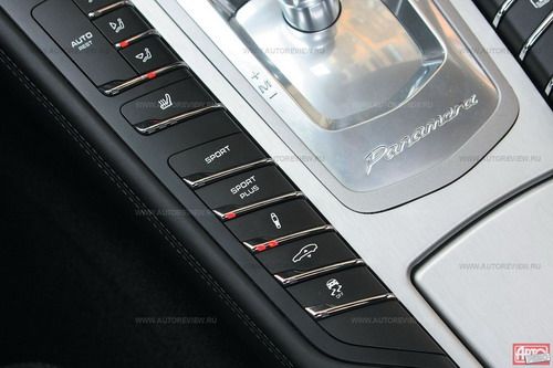 Клавиша Sport «ужесточает» режим работы силового агрегата, «амортизаторная» кнопка — подвеску (три алгоритма), отдельно можно управлять уровнем пневмоподвески. В пакет Sport Chrono Plus входит и клавиша Sport Plus, на которую «завязан» еще и launch control