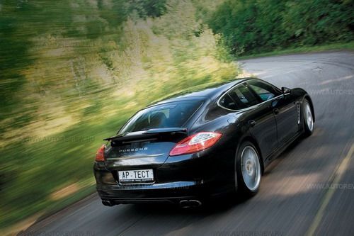 После 90 км/ч во внутреннем зеркале заднего вида бесшумно распускается антикрыло — Panamera Turbo оснащена сложной раздвижной плоскостью