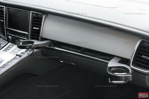 Подстаканники выезжают из прорези под панелью