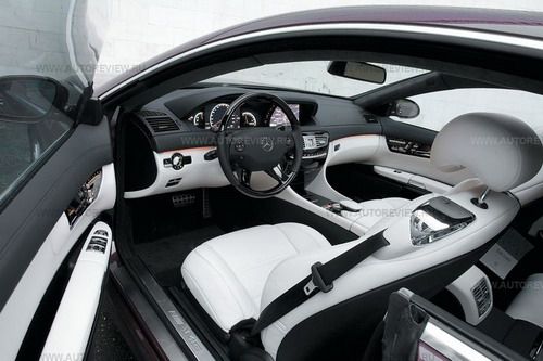 Mercedes уходящей эпохи — округлые линии, «обтекающие» человека анатомичные панели. Царство современной роскоши! Интересно, что рулевая колонка слегка смещена вправо относительно кресла, а баранка чуть повернута влево