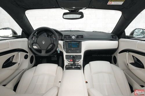 Отделка интерьера GranTurismo — самая скромная, зато руль расположен по-гоночному, почти в вертикальной плоскости