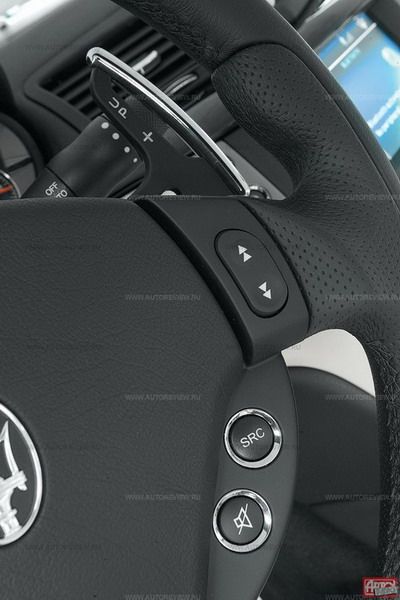 Трансмиссионные «лепестки» удобны, но оттеснили далеко вглубь обычные подрулевые рычажки